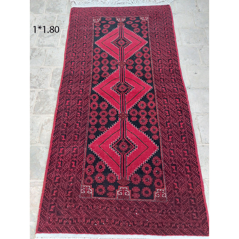جنس نخ استفاده شده در این نوع از قالیچه ترکمنی از پشم و جنس چله و گل آن از ابریشم می‌باشد.